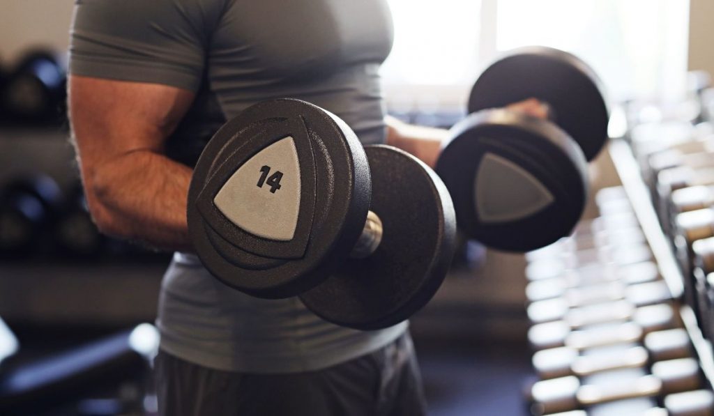 man at the gym lifting barbells - ee220319