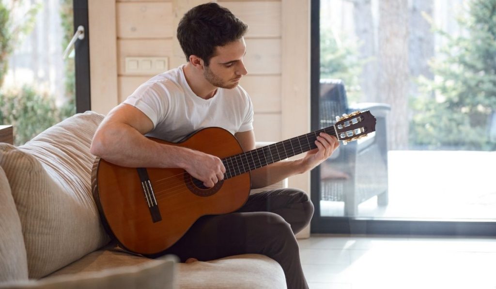 man learning to play a guitar - ee220319