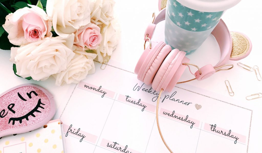 girly theme weekly planner with white roses on the side 