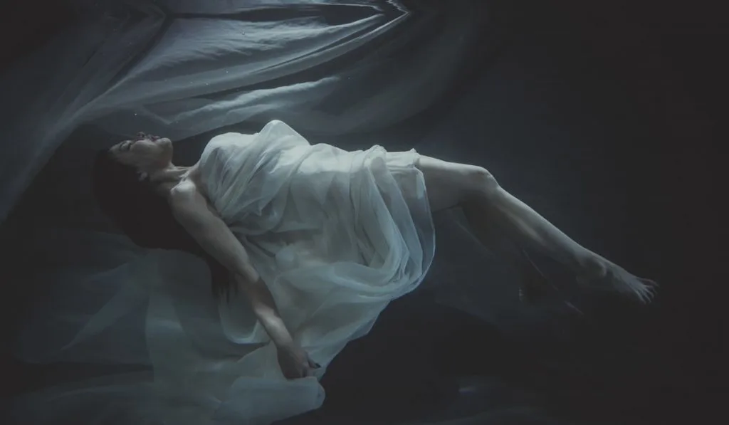 woman dream underwater 